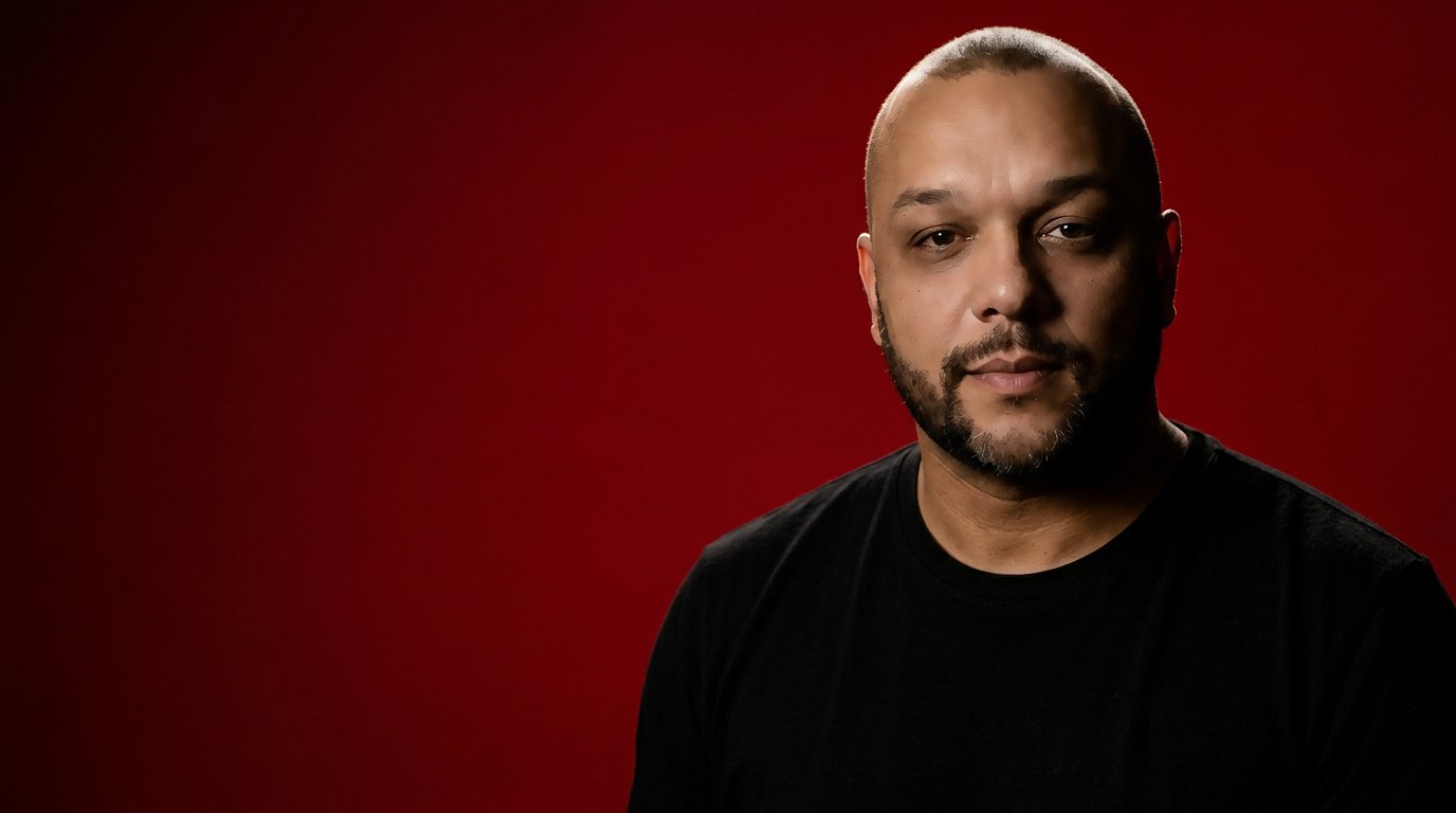 Anderson Varela, fundador da LAARO, em retrato com fundo vermelho